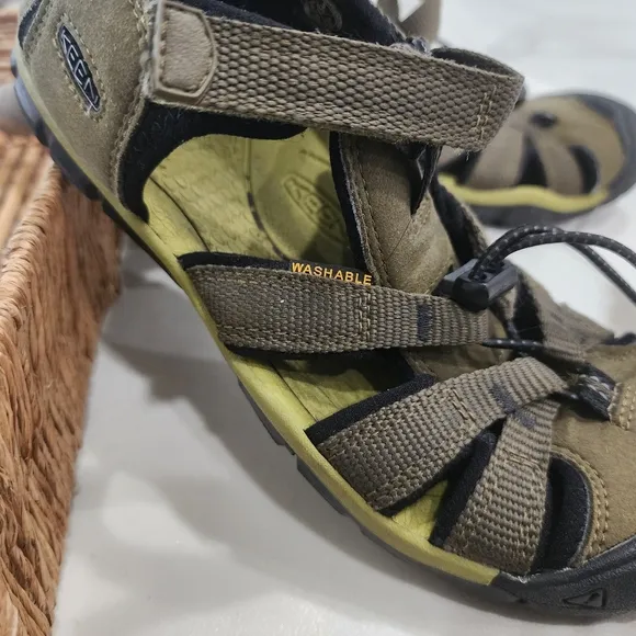 [ KEEN] Newport neo h2 boys size 3, strappy sandal in olive green &amp; black