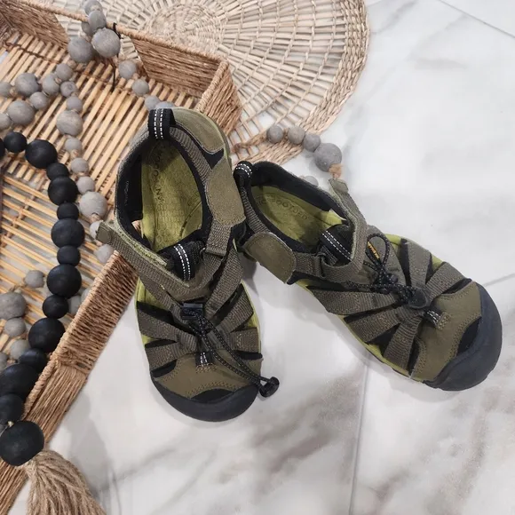 [ KEEN] Newport neo h2 boys size 3, strappy sandal in olive green &amp; black