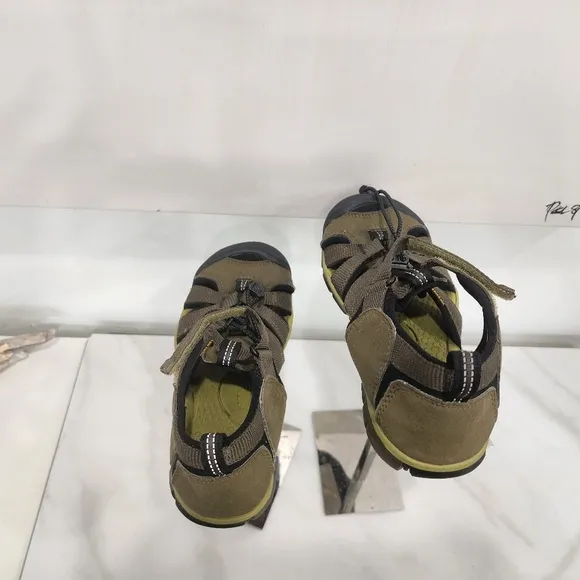 [ KEEN] Newport neo h2 boys size 3, strappy sandal in olive green &amp; black