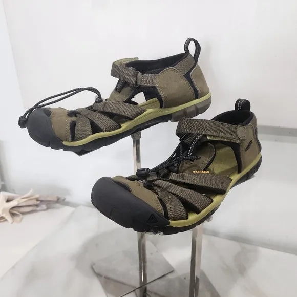 [ KEEN] Newport neo h2 boys size 3, strappy sandal in olive green &amp; black