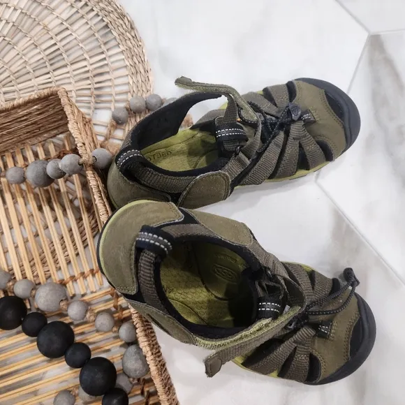 [ KEEN] Newport neo h2 boys size 3, strappy sandal in olive green &amp; black
