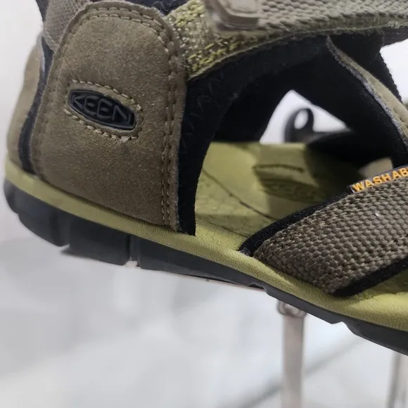 [ KEEN] Newport neo h2 boys size 3, strappy sandal in olive green &amp; black