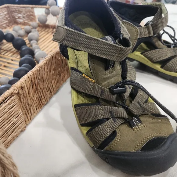 [ KEEN] Newport neo h2 boys size 3, strappy sandal in olive green &amp; black
