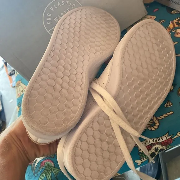 adidas Women's Advantage Tennis Shoes 👟