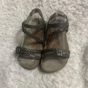 Aetrex Jillian Braided Quarter Strap Metallic Gray Leather sandals SZ7.