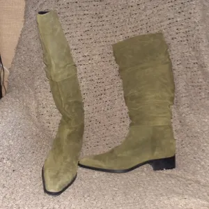 AQUATALIA-Green Suede-Knee-High-Snip Toe Slouch Boots-Size 9-Excellent