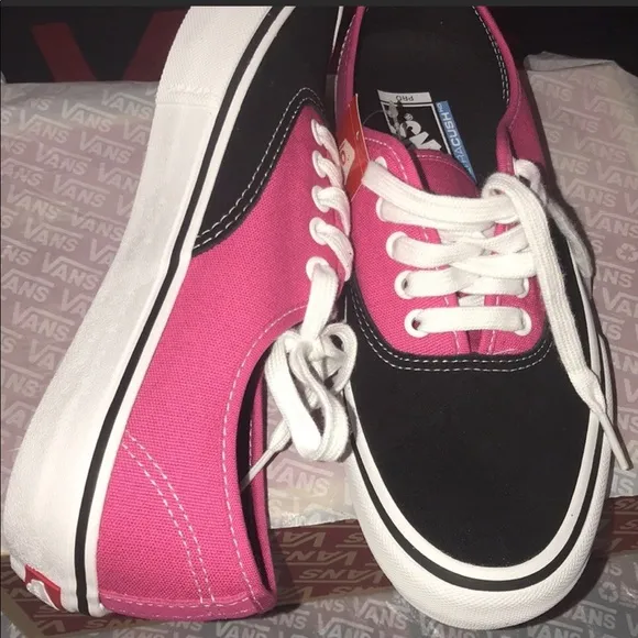 👧🏻AUTHENTIC PRO ULTRA CUSH HD CANVAS MAGENTA/BLACK WORLD’S #1🛹 BRAND NEW VANS