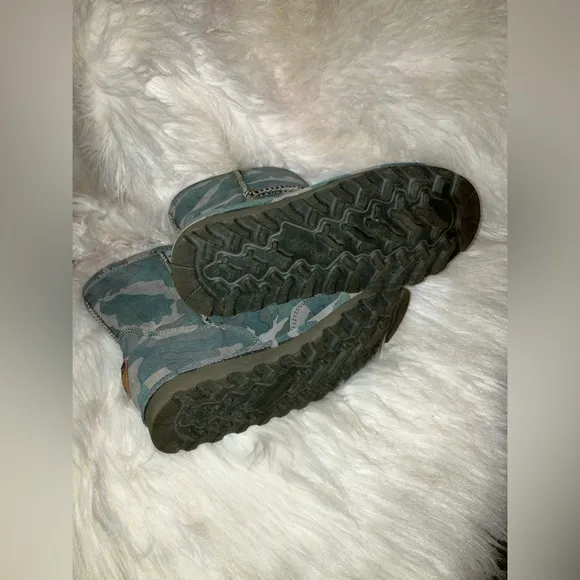 Bearpaw youth boots NWOT