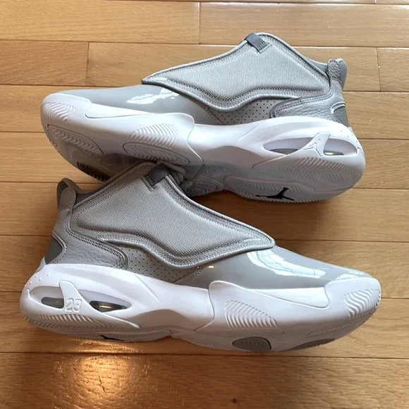 BRAND NEW Nike Jordan Max Aura 4 Mens 10.5 Cool Wolf Grey White Sneakers Shoes