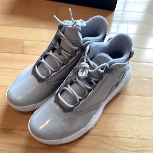 BRAND NEW Nike Jordan Max Aura 4 Mens 10.5 Cool Wolf Grey White Sneakers Shoes