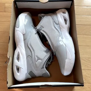 BRAND NEW Nike Jordan Max Aura 4 Mens 10.5 Cool Wolf Grey White Sneakers Shoes
