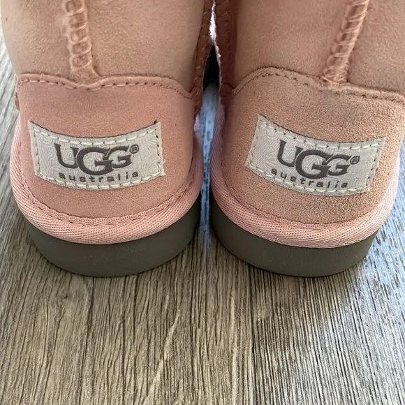 Brand New UGG Australia Kids Classic Short Pink Sheepskin Winter Warm Boots