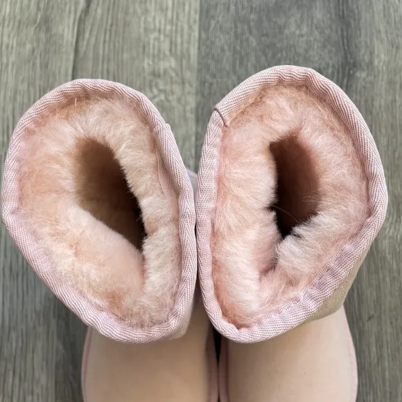 Brand New UGG Australia Kids Classic Short Pink Sheepskin Winter Warm Boots