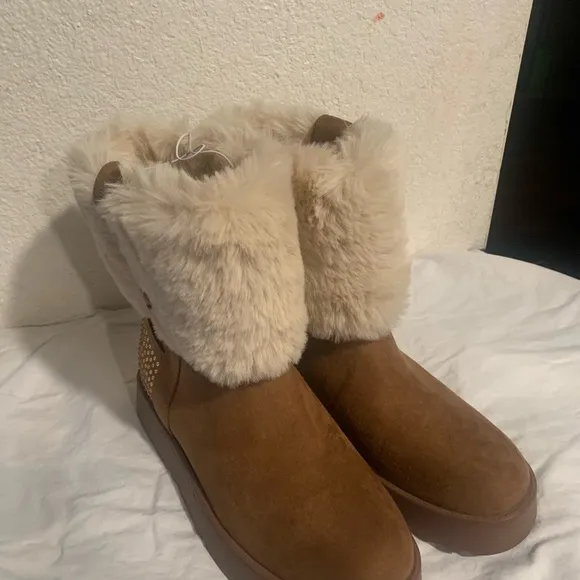 Brown Ankle Boots with Cream Fur Lining and Suede Material