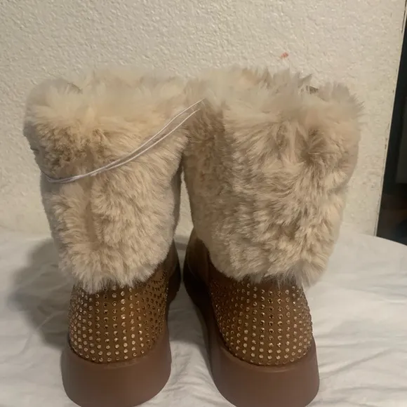 Brown Ankle Boots with Cream Fur Lining and Suede Material