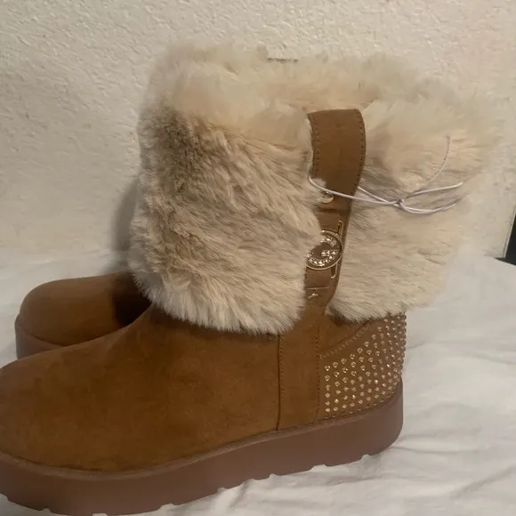 Brown Ankle Boots with Cream Fur Lining and Suede Material