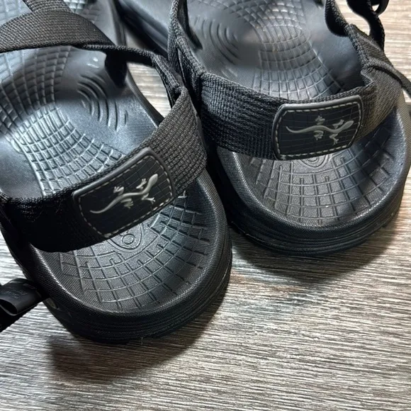 Chaco Black Strappy Sandals men’s size 10 (b78)