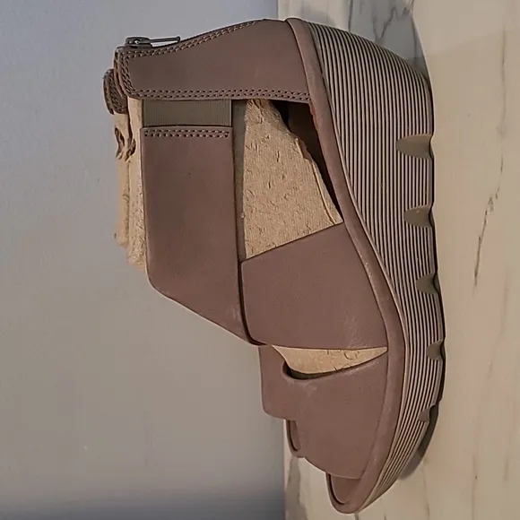 Clarks Artisan Clarene Glamour Criss-Cross Wedge Sandals Sage Nubuck Wmns 10
