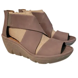Clarks Artisan Clarene Glamour Criss-Cross Wedge Sandals Sage Nubuck Wmns 10