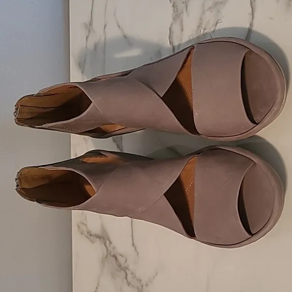 Clarks Artisan Clarene Glamour Criss-Cross Wedge Sandals Sage Nubuck Wmns 10