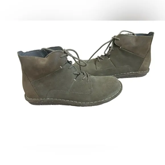 Clarks Tamitha Key Suede Lace Up Booties Olive Brown Soft Cushion Women’s Sz 6.5