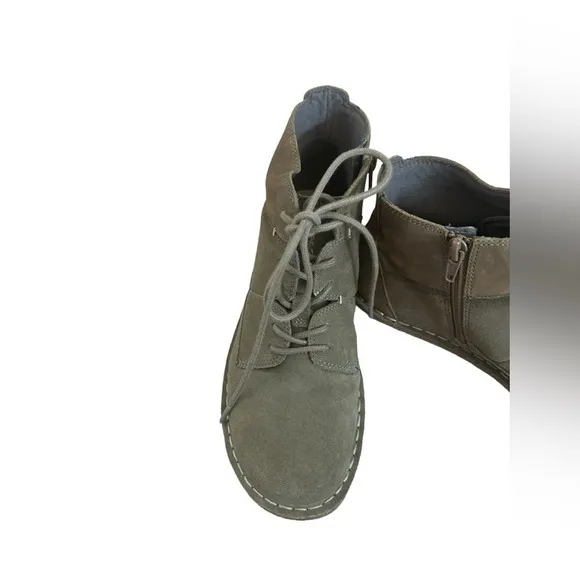 Clarks Tamitha Key Suede Lace Up Booties Olive Brown Soft Cushion Women’s Sz 6.5
