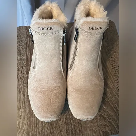 DBECK Tan Suede Ankle Boots with Fur Lining