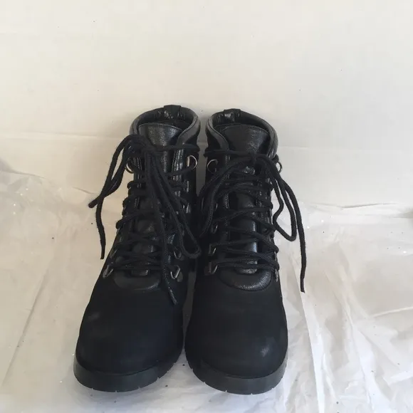 Donald Pliner Black Nubuck Leather Lace up Hiking Style Boot Size 6 - 6.5 M Lug