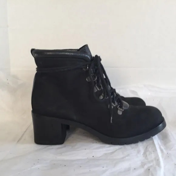 Donald Pliner Black Nubuck Leather Lace up Hiking Style Boot Size 6 - 6.5 M Lug
