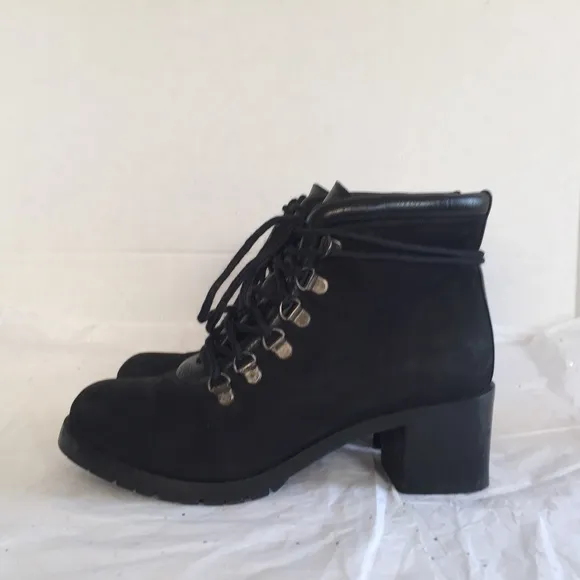 Donald Pliner Black Nubuck Leather Lace up Hiking Style Boot Size 6 - 6.5 M Lug