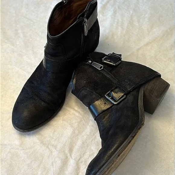 Donald Pliner Dalis Black Suede Hooded Ankle Boots SZ 8 2 Side Zipper 2 Buckles