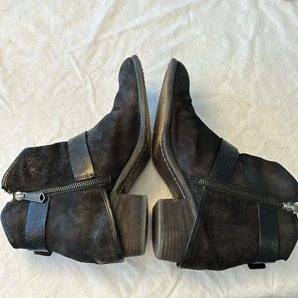 Donald Pliner Dalis Black Suede Hooded Ankle Boots SZ 8 2 Side Zipper 2 Buckles