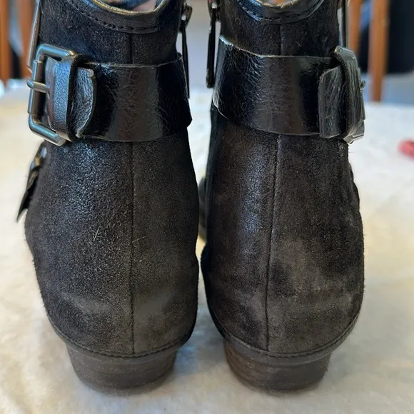 Donald Pliner Dalis Black Suede Hooded Ankle Boots SZ 8 2 Side Zipper 2 Buckles