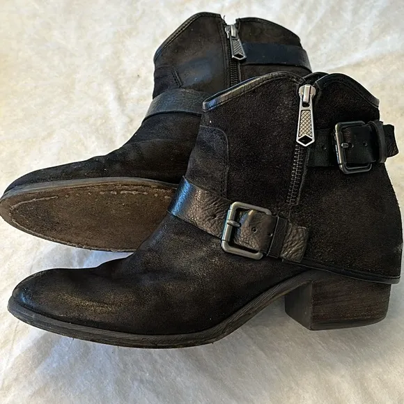 Donald Pliner Dalis Black Suede Hooded Ankle Boots SZ 8 2 Side Zipper 2 Buckles