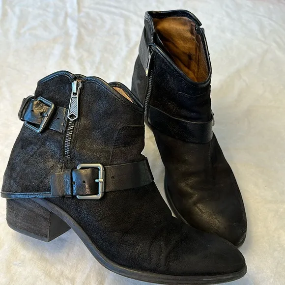 Donald Pliner Dalis Black Suede Hooded Ankle Boots SZ 8 2 Side Zipper 2 Buckles