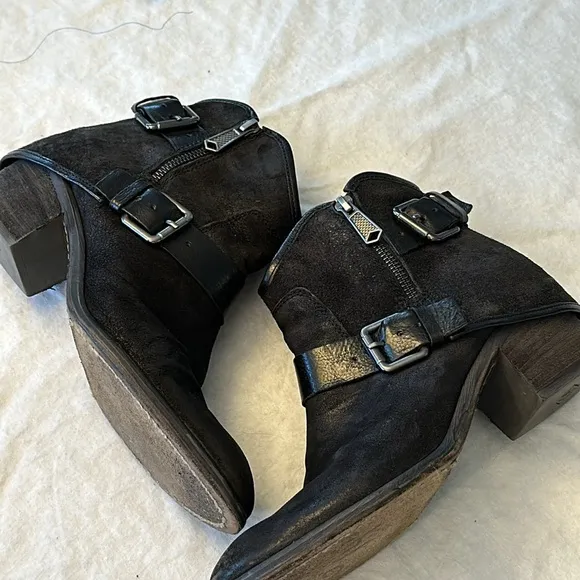 Donald Pliner Dalis Black Suede Hooded Ankle Boots SZ 8 2 Side Zipper 2 Buckles