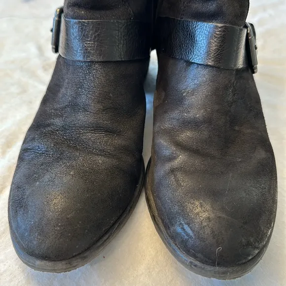 Donald Pliner Dalis Black Suede Hooded Ankle Boots SZ 8 2 Side Zipper 2 Buckles