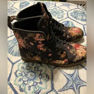 Dr. Doc Martens  Floral Victorian Canvas Rose Flowers Boots Women’s US 7