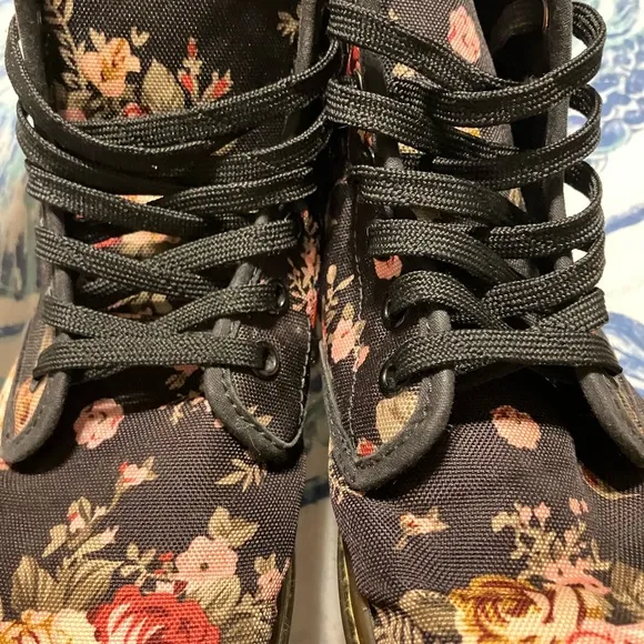 Dr. Doc Martens  Floral Victorian Canvas Rose Flowers Boots Women’s US 7