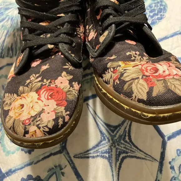 Dr. Doc Martens  Floral Victorian Canvas Rose Flowers Boots Women’s US 7