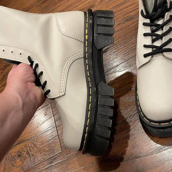 Dr. Martens Audrick 8-Eye Leather Boots for Women Size 8 Cobblestone Grey