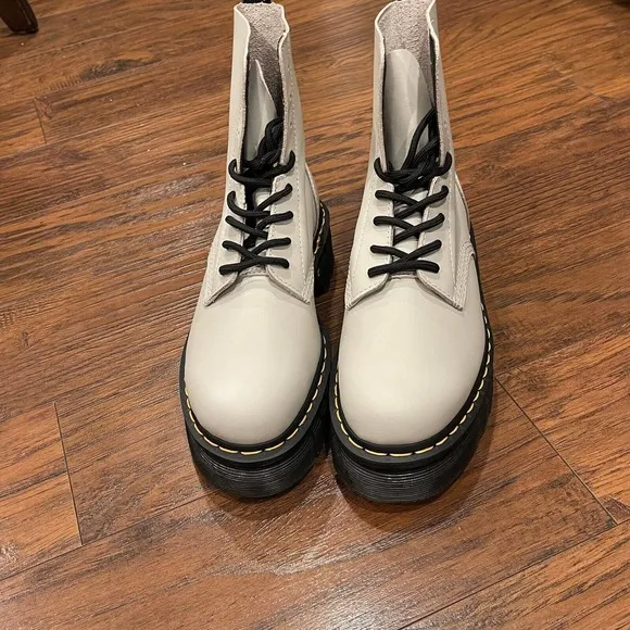 Dr. Martens Audrick 8-Eye Leather Boots for Women Size 8 Cobblestone Grey