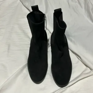 Emanuele Crasto 39 black suede ankle boot pull on rubber sole NWT flat heel