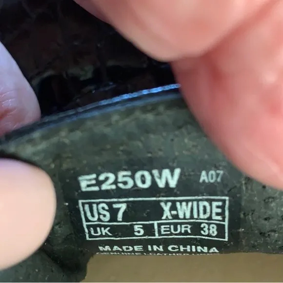Excellent Preowned Condition Aetrex Shoes Size 7 very comfortable and classy.