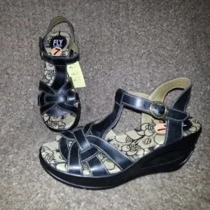 FLY LONDON-HEW-Black Leather Sandals-OpenToe-Wedge Heel-NEW WITH TAG-Sz 7M