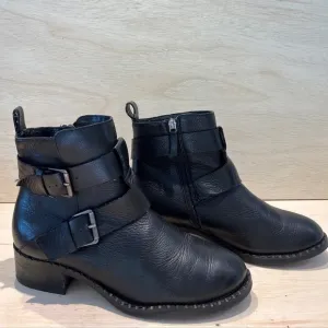 Gentle Souls by Kenneth Cole Women's Black Leather boots shoes Size 9 super soft