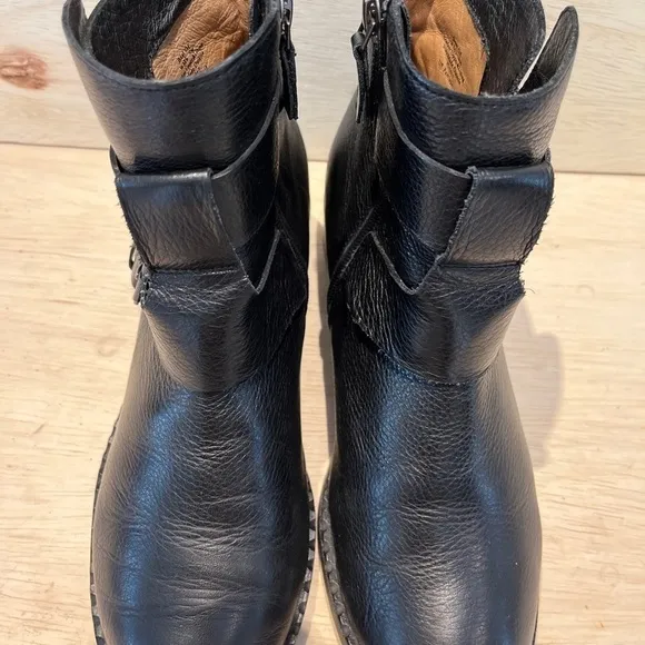 Gentle Souls by Kenneth Cole Women's Black Leather boots shoes Size 9 super soft