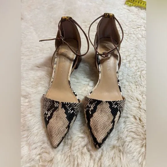 Gibson &amp; Latimer Leilani shoes in Snake Print size 7