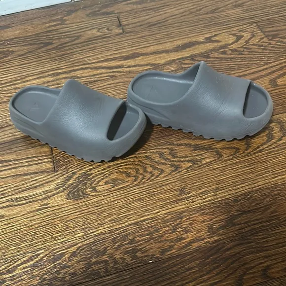 Gray Yeezy Slide Sandals kids
