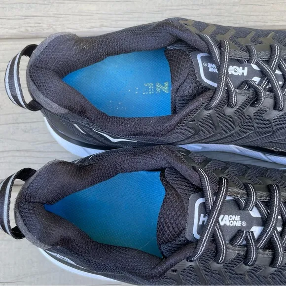 Hoka One One Clifton 4 in black and white running shoes size 9
